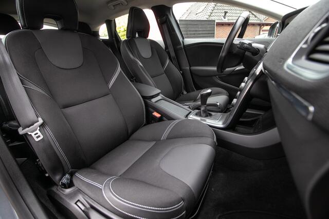 Volvo V40 2.0 T3 Momentum All-in rijklaarprijs | Nav | Stoelverw. | Afn. trekhaak | 17"