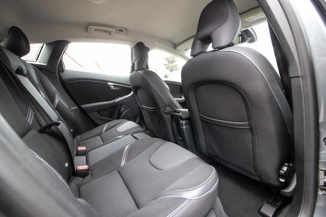 Volvo V40 2.0 T3 Momentum All-in rijklaarprijs | Nav | Stoelverw. | Afn. trekhaak | 17"
