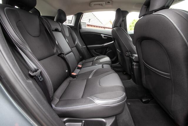 Volvo V40 2.0 T3 Momentum All-in rijklaarprijs | Nav | Stoelverw. | Afn. trekhaak | 17"