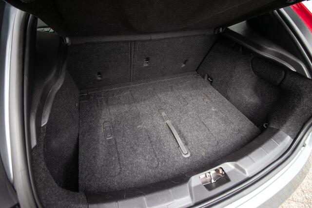 Volvo V40 2.0 T3 Momentum All-in rijklaarprijs | Nav | Stoelverw. | Afn. trekhaak | 17"