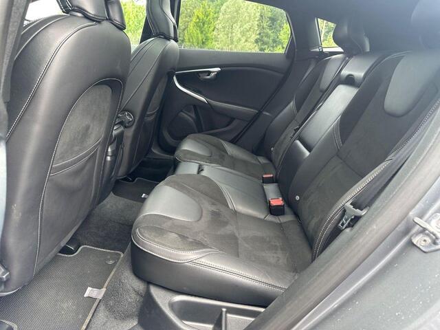 Volvo V40 1.5 T3 Polar+ Sport | Panoramadak | 17" Velgen | Parkeercamera | Trekhaak | Harman Kardon | Navigatie |