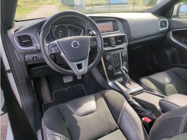 Volvo V40 1.5 T3 Polar+ Sport | DAB | Panoramadak | Stoelverwarming | Parkeersensoren V+A | Parkeercamera | Keyless entry/start | Harman/Kardon | Volvo on Call |