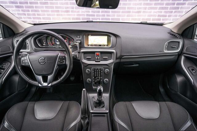 Volvo V40 T3 Momentum | Navi | Trekhaak | Stoelverwarming | Bluetooth | Verwarmbare Voorruit | Park Assist | High Performance Audio | 17" LM