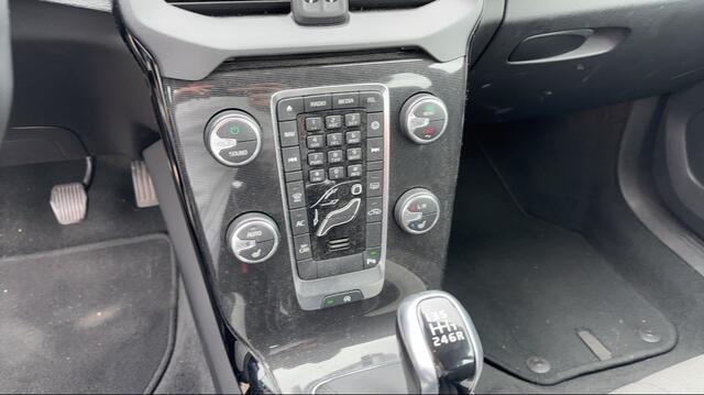 Volvo V40 2.0 T3 Dynamic Edition / Trekhaak / Navigatie / Parkeerhulp achter / 17'' / Stoelverwarming / Cruise Control
