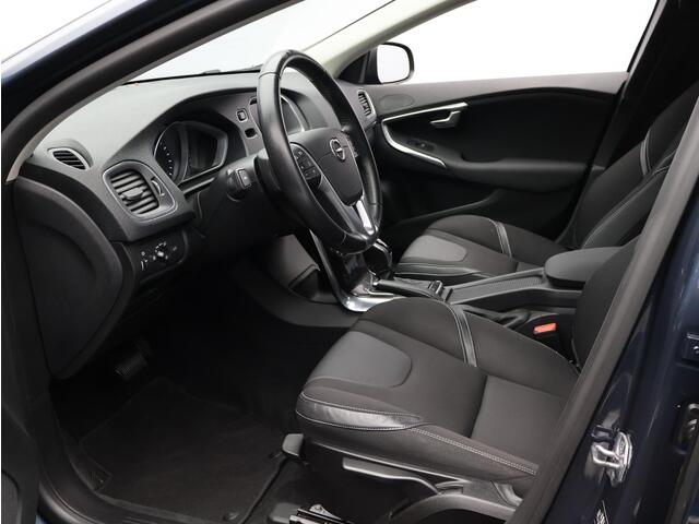 Volvo V40 1.5 T2 Automaat Nordic+ / Cruise Control / Standkachel / Stoelverwarming / Parkeersensoren achter / Navigatie / On Call / Verwarmbare voorruit /