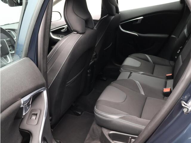 Volvo V40 1.5 T2 Automaat Nordic+ / Cruise Control / Standkachel / Stoelverwarming / Parkeersensoren achter / Navigatie / On Call / Verwarmbare voorruit /