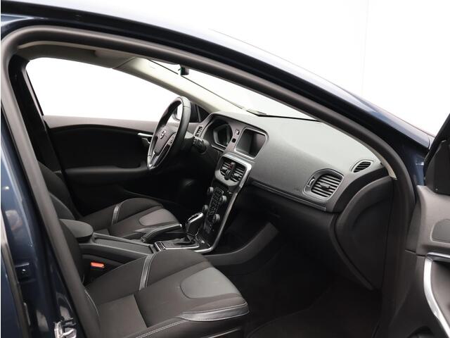 Volvo V40 1.5 T2 Automaat Nordic+ / Cruise Control / Standkachel / Stoelverwarming / Parkeersensoren achter / Navigatie / On Call / Verwarmbare voorruit /