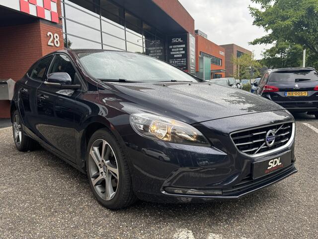 Volvo V40 2.0 T2 Momentum // CAMERA // CRUISE // NAVI // CLIMA // STOELVERWARMING // BLUETOOTH //