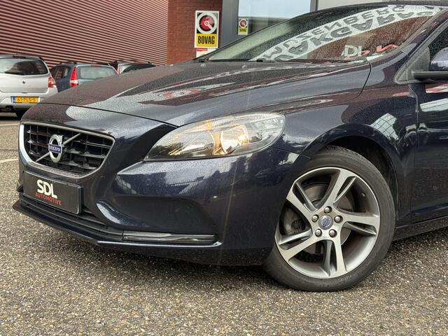 Volvo V40 2.0 T2 Momentum // CAMERA // CRUISE // NAVI // CLIMA // STOELVERWARMING // BLUETOOTH //