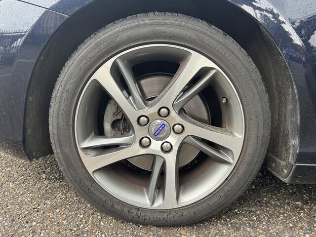 Volvo V40 2.0 T2 Momentum // CAMERA // CRUISE // NAVI // CLIMA // STOELVERWARMING // BLUETOOTH //