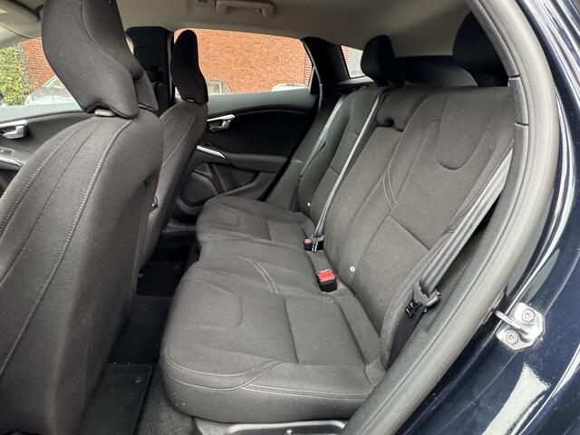 Volvo V40 2.0 T2 Momentum // CAMERA // CRUISE // NAVI // CLIMA // STOELVERWARMING // BLUETOOTH //