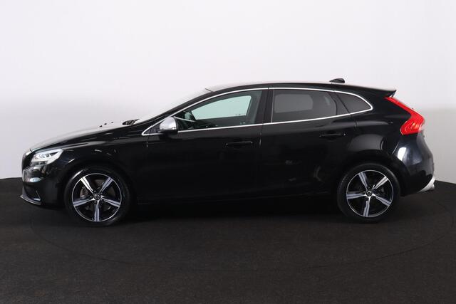 Volvo V40 T3 PolarPlus Sport - Panoramadak - Park Assist Pilot - Verwarmde voorstoelen - Parkeercamera achter - DAB - Adaptieve LED koplampen - Elektr. bedienb. voorstoelen - Extra getint glas - Standkachel - 17' LMV