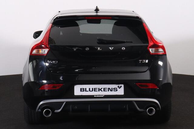 Volvo V40 T3 PolarPlus Sport - Panoramadak - Park Assist Pilot - Verwarmde voorstoelen - Parkeercamera achter - DAB - Adaptieve LED koplampen - Elektr. bedienb. voorstoelen - Extra getint glas - Standkachel - 17' LMV