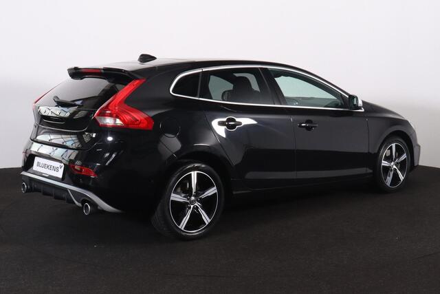 Volvo V40 T3 PolarPlus Sport - Panoramadak - Park Assist Pilot - Verwarmde voorstoelen - Parkeercamera achter - DAB - Adaptieve LED koplampen - Elektr. bedienb. voorstoelen - Extra getint glas - Standkachel - 17' LMV