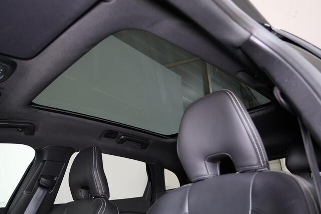 Volvo V40 T3 PolarPlus Sport - Panoramadak - Park Assist Pilot - Verwarmde voorstoelen - Parkeercamera achter - DAB - Adaptieve LED koplampen - Elektr. bedienb. voorstoelen - Extra getint glas - Standkachel - 17' LMV