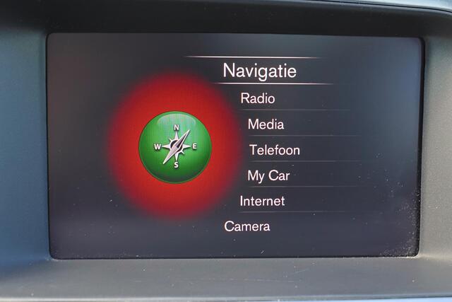 Volvo V40 T3 PolarPlus Sport - Panoramadak - Park Assist Pilot - Verwarmde voorstoelen - Parkeercamera achter - DAB - Adaptieve LED koplampen - Elektr. bedienb. voorstoelen - Extra getint glas - Standkachel - 17' LMV