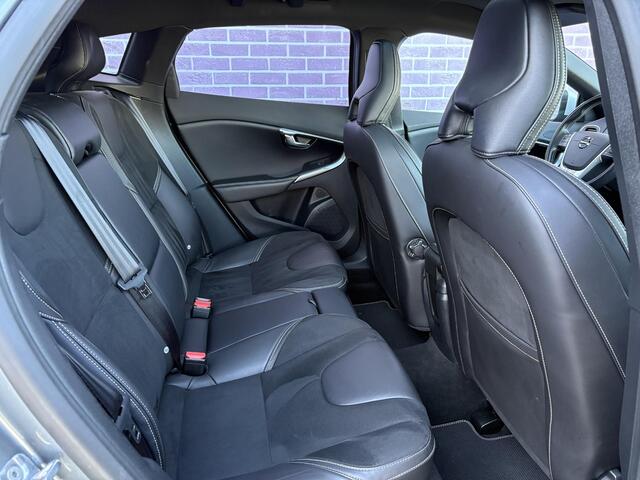 Volvo V40 1.5 T3 Polar+ Sport | Trekhaak | Harman/Kardon | Panoramadak | Parkeercamera | Parkeersensoren | Keyless entry/start | Regensensor | DAB | Extra getint glas |