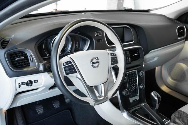 Volvo V40 T2 Automaat Nordic+ | Dealeronderhouden | 1ste eigenaar | Stoelverwarming | Climate Control | Parkeerverwarming | Parkeersensoren achter | Parkeercamera | High Performance Audio | Verwarmbare Voorruit | Volvo on Call |