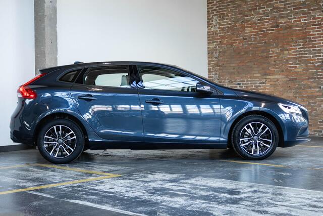 Volvo V40 T2 Automaat Nordic+ | Dealeronderhouden | 1ste eigenaar | Stoelverwarming | Climate Control | Parkeerverwarming | Parkeersensoren achter | Parkeercamera | High Performance Audio | Verwarmbare Voorruit | Volvo on Call |