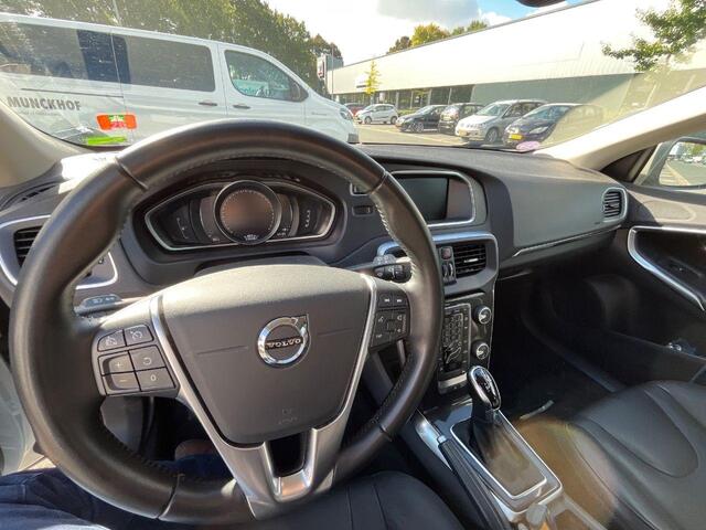 Volvo V40 1.5 T2 Polar+ | Stoelverwarming | Volvo on Call | DAB | High Performance Audio | Elektrisch verwarmbare voorruit | Parkeersensoren | Climate Control |