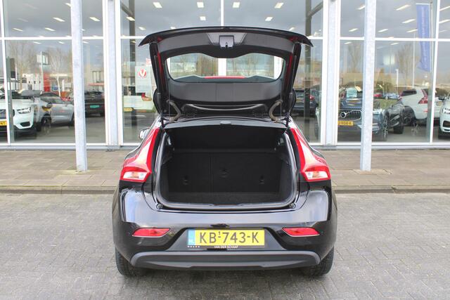 Volvo V40 T2 Automaat Momentum | Verw. Voorstoelen | Standkachel | PDC achter | Spraakbediening | NAP