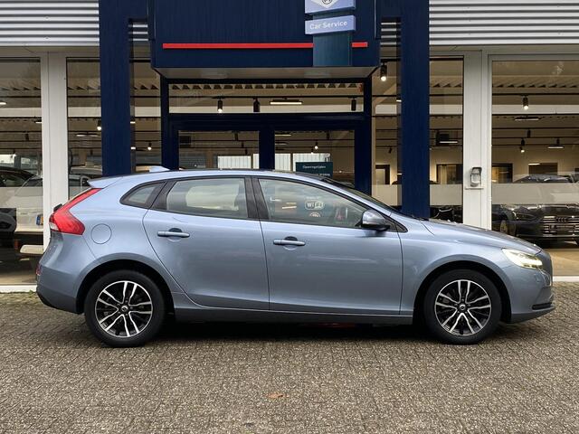 Volvo V40 2.0 T2 Nordic+ / NL-Auto / Dealer-Onderhouden / Standkachel / Cruise-Control / Climate-Control / Stoelverwarming / LED / Radio-Bluetooth / Navi / Verwarmde-Voorruit / PDC-Achter / 16'' LMV / ENZ.
