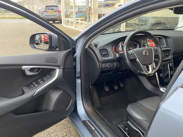 Volvo V40 2.0 T2 Nordic+ / NL-Auto / Dealer-Onderhouden / Standkachel / Cruise-Control / Climate-Control / Stoelverwarming / LED / Radio-Bluetooth / Navi / Verwarmde-Voorruit / PDC-Achter / 16'' LMV / ENZ.