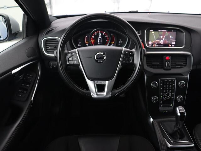 Volvo V40 2.0 T4 Sport | Stoelverwarming | Camera | Leder/Alcantara | Park Assist | Full LED | Navigatie | Climate control | Cruise control