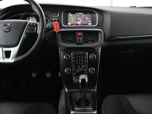 Volvo V40 2.0 T4 Sport | Stoelverwarming | Camera | Leder/Alcantara | Park Assist | Full LED | Navigatie | Climate control | Cruise control