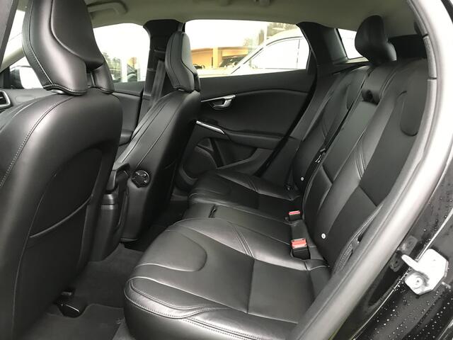 Volvo V40 2.0 D2 Nordic+ Luxury/ Inscription | Rijklaar incl garantie | Panoramadak Keyless entry Trekhaak Standkachel