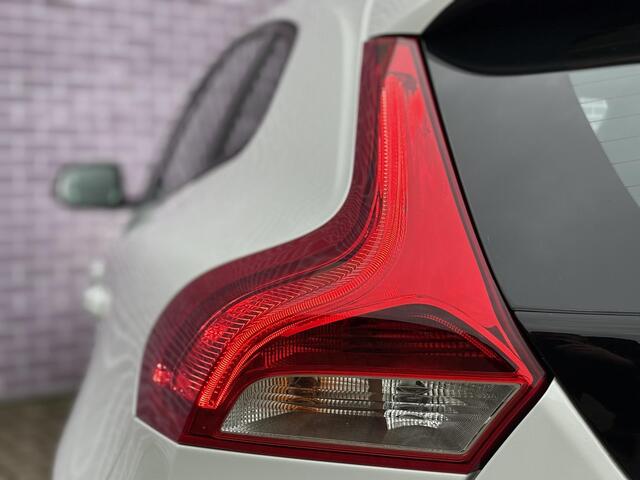 Volvo V40 1.5 T2 Edition+ | Nieuw Binnen! | Automaat | Standkachel | Trekhaak | Stoelverwarming | Volvo on Call | Regensensor | Dealer onderhouden |