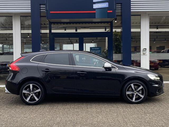 Volvo V40 1.5 T3 Polar+ Sport / Automaat / NL-Auto / Dealer-Onderhouden / Panodak / Harman-Kardon / Half-Leder/Half-Alcantara / Cruise-Control / Climate-Control / Stoelverwarming / Trekhaak / Keyless / LED / DAB Radio-Bluetooth / Navi / PDC V+A met Camera / 17'' LM