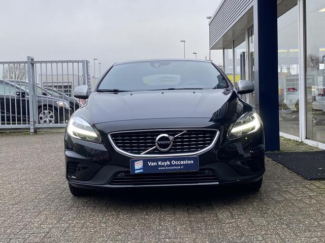 Volvo V40 1.5 T3 Polar+ Sport / Automaat / NL-Auto / Dealer-Onderhouden / Panodak / Harman-Kardon / Half-Leder/Half-Alcantara / Cruise-Control / Climate-Control / Stoelverwarming / Trekhaak / Keyless / LED / DAB Radio-Bluetooth / Navi / PDC V+A met Camera / 17'' LM