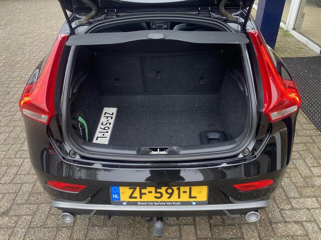 Volvo V40 1.5 T3 Polar+ Sport / Automaat / NL-Auto / Dealer-Onderhouden / Panodak / Harman-Kardon / Half-Leder/Half-Alcantara / Cruise-Control / Climate-Control / Stoelverwarming / Trekhaak / Keyless / LED / DAB Radio-Bluetooth / Navi / PDC V+A met Camera / 17'' LM