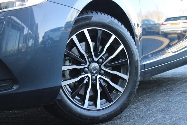 Volvo V40 T2 Momentum | Org. NL | Verw. Voorstoelen | Parkeersensoren achter | | Cruise Control |