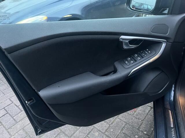 Volvo V40 122PK AUTOMAAT Momentum LED/Achteruirijcamera/winterpakket