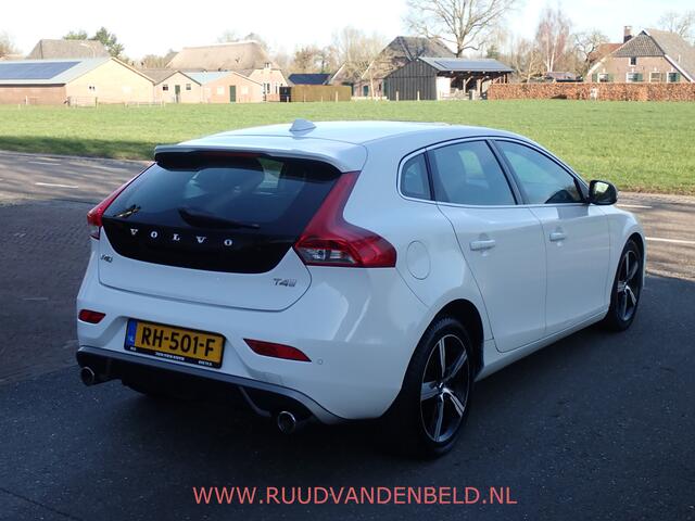 Volvo V40 2.0 T4 Business Sport R-DESIGN / CRUISE / VOORSTOELEN VERWARMD / BLUETOOTH