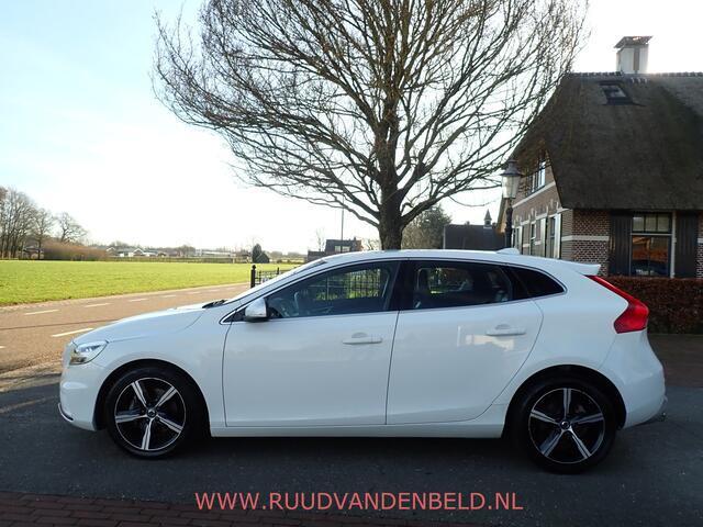 Volvo V40 2.0 T4 Business Sport R-DESIGN / CRUISE / VOORSTOELEN VERWARMD / BLUETOOTH