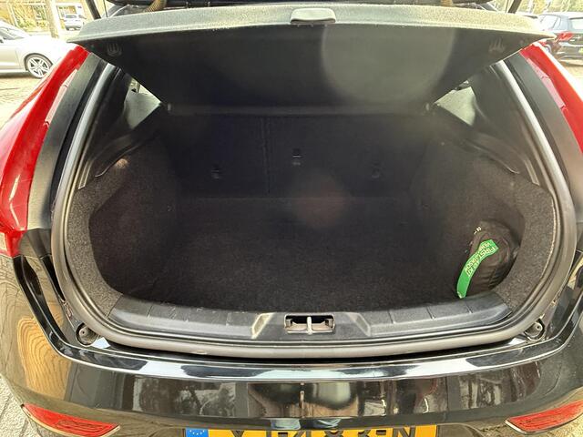 Volvo V40 2.0 T3 Dynamic Edition 153PK / Airco clima/ Navigatie/ Cruise/ PDC/ LED/ Stoel verw./ LMV