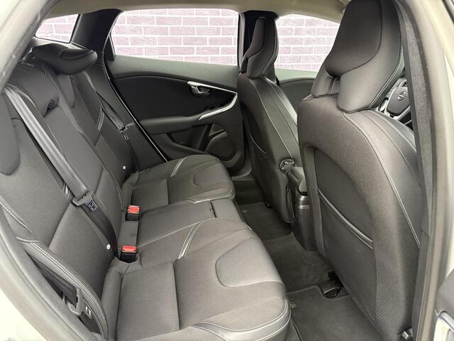 Volvo V40 1.5 T2 Edition+ | TREKHAAK | Automaat | Standkachel | Stoelverwarming | Volvo on Call | Regensensor | Dealer onderhouden |