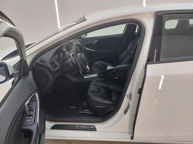 Volvo V40 T2 Polar+ | Navigatie | Cruise Control | Lederen Bekleding | Stoelverwarming | Climate Control | High Performance Audio | Park Assist | Volvo On Call