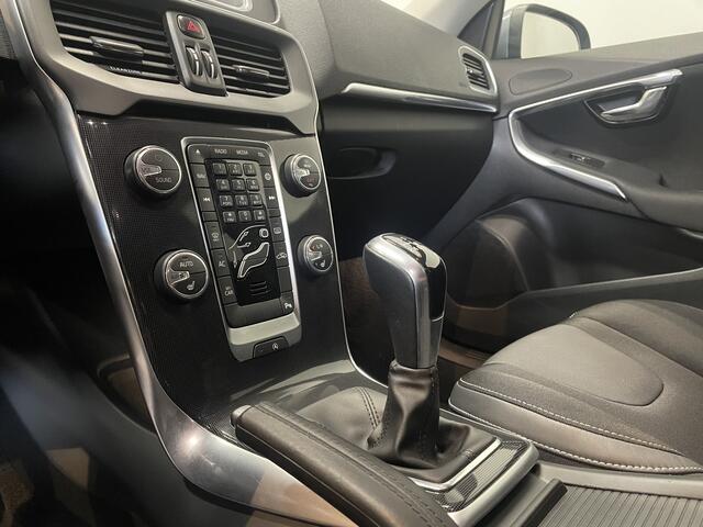 Volvo V40 2.0 123pk Momentum LED koplampen/ Stoel verw./ Navi/ Cruise