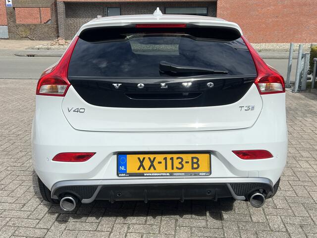 Volvo V40 1.5 T3 Automaat R-Design Polar + Sport Panoramadak Navigatie Camera Harman Kardon Audio Keyless Entry Led Koplampen Stoelverwarming Extra Getint Glas NL Auto