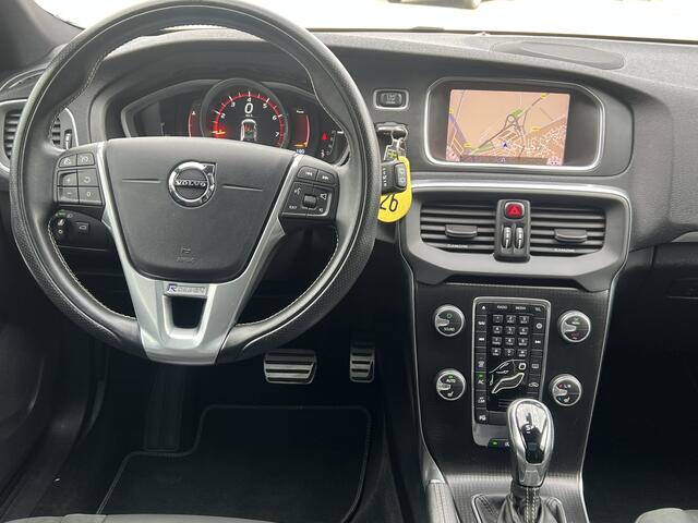 Volvo V40 1.5 T3 Automaat R-Design Polar + Sport Panoramadak Navigatie Camera Harman Kardon Audio Keyless Entry Led Koplampen Stoelverwarming Extra Getint Glas NL Auto