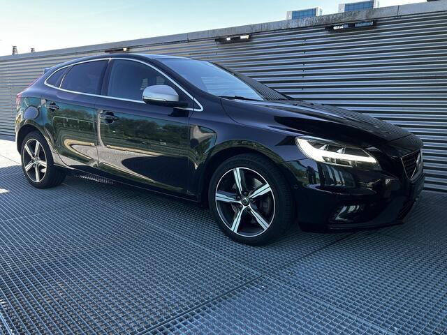 Volvo V40 1.5 T3 Polar+ Sport Automaat, Alarm, Panorama dak, Harman-Kardon Premium Audio, Trekhaak, Full led verlichting, Verwamde stoelen.