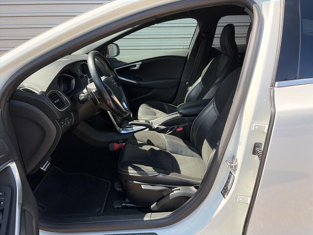 Volvo V40 1.5 T3 Polar+ Sport / Audio Harman Kardon / Panorama dak / 17" Velgen /
