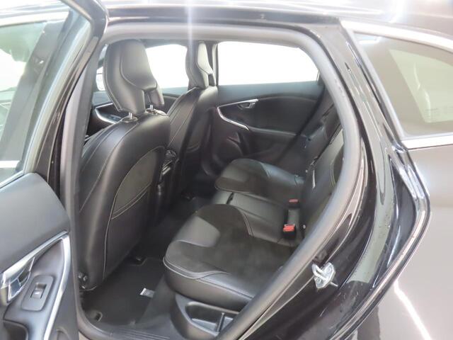 Volvo V40 2.0 T4 Business Sport | Automaat | Stoelverwarming | Parkeersensoren | High Performance Audio | Navigatie | Bluetooth | Cruise control | Climate control | Half lederen bekleding | Regensensor |