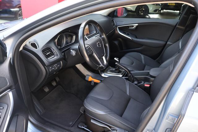 Volvo V40 2.0 T3 153pk Nordic+ | Origineel NL | Trekhaak | Rijklaar |