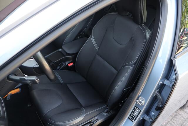 Volvo V40 2.0 T3 153pk Nordic+ | Origineel NL | Trekhaak | Rijklaar |