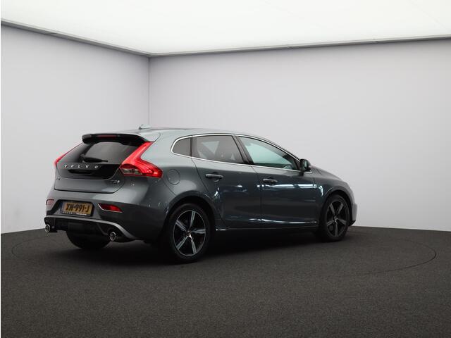 Volvo V40 T3 152PK Polar+ Sport / Trekhaak / Panoramisch Dak / DAB+ / Verwarmbare Voorruit / Leder/Nubuck / Verwarmbare Voorstoelen / Harman Kardon / Volvo Guard Alarm /